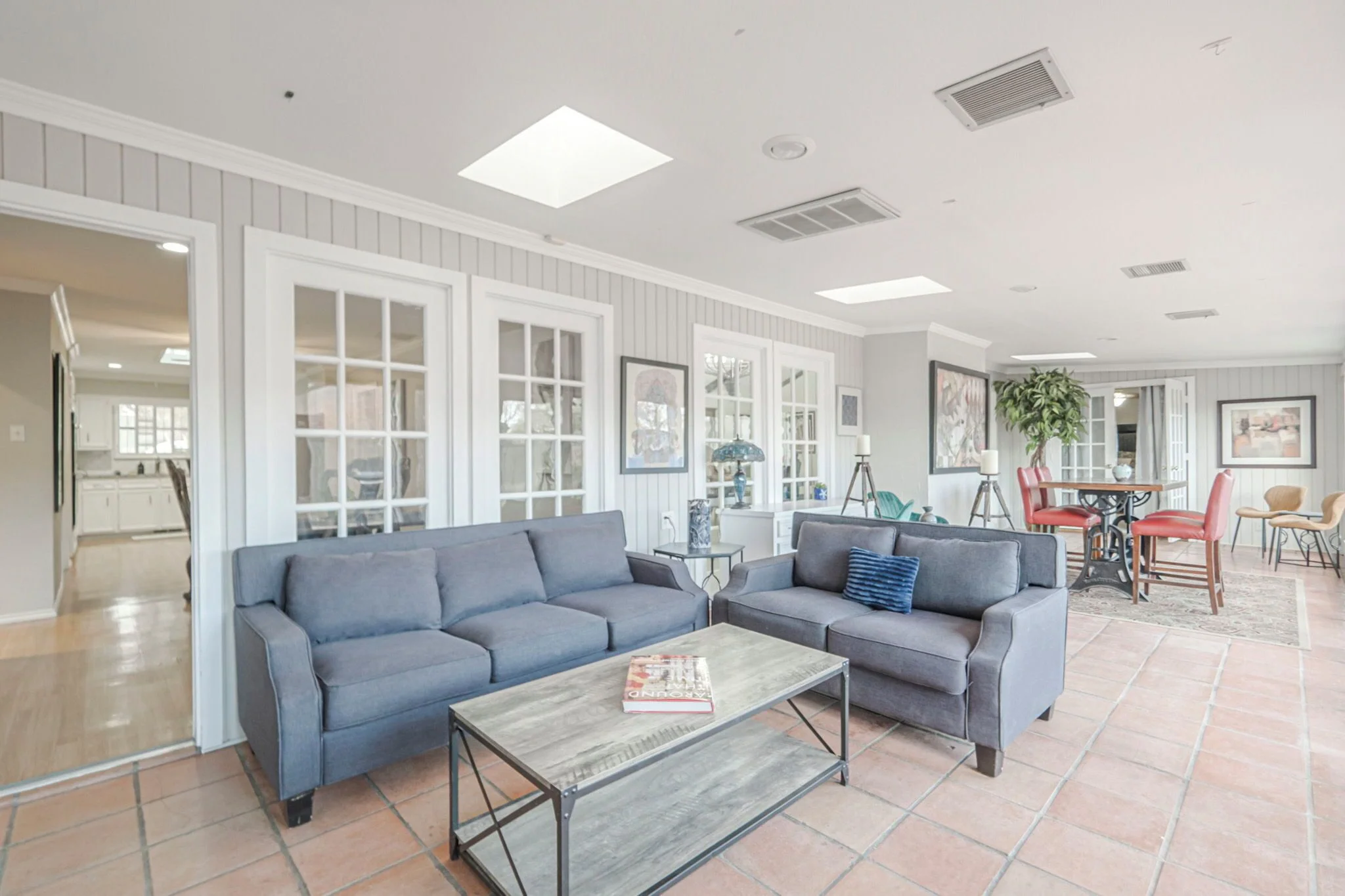 Living Room at posh private - Photo 1