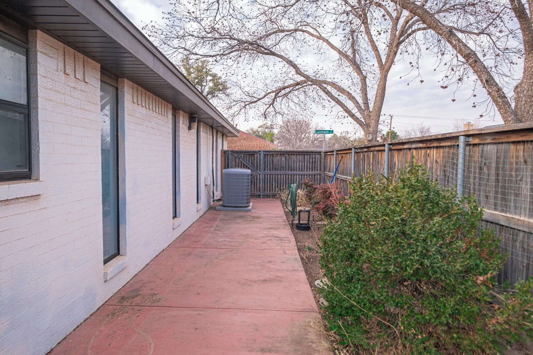 Backyard at posh private - Photo 4