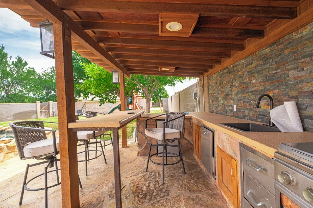 Outdoor Dining at lincoln green - Photo 2
