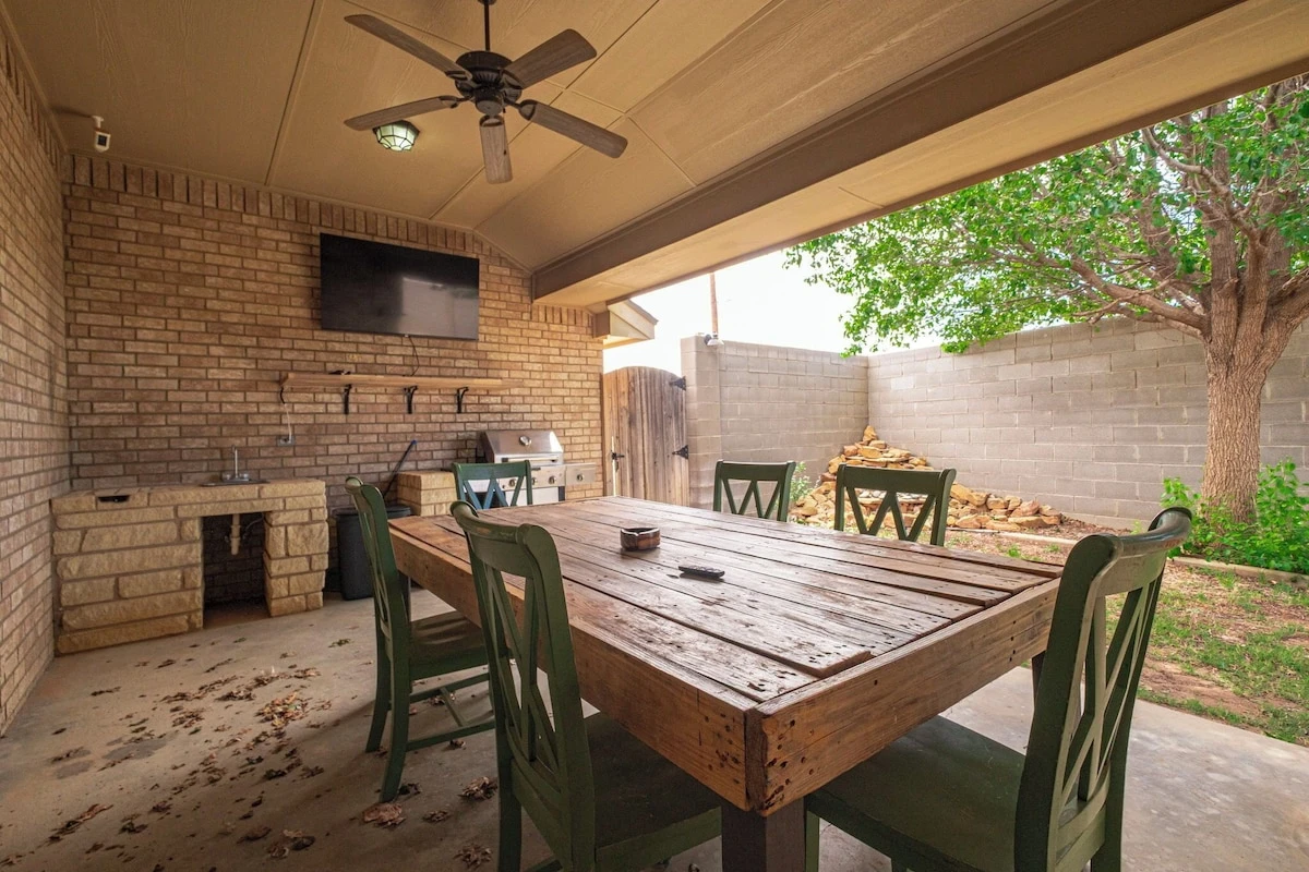 Outdoor Dining at lincoln green - Photo 3